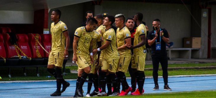 El equipo de fútbol de Colombia Águilas Doradas sale a la cancha con 7 jugadores por casos de coronavirus - @AguilasDoradas