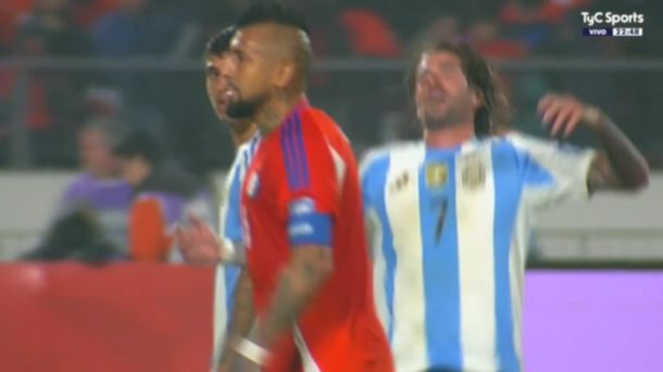 Nuevo cruce: Arturo Vidal empujó Rodrigo De Paul en el final del primer tiempo y se dijeron de todo
