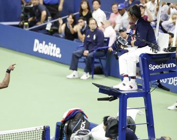 Serena Williams explotó contra el umpire por un apercibimiento injusto