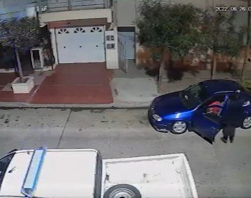 Insólito: se quedó dormido y un policía le robó el celular