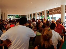 Pasajeros varados en el aeropuerto de Punta Cana.