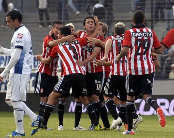 Estudiantes fue muy efectivo ante Quilmes y quedó como único puntero