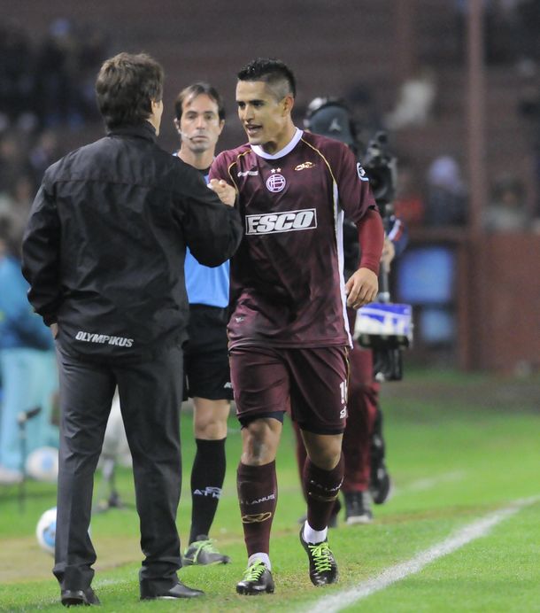 Lanús aplastó a River y lo dejó fuera de la pelea por el título