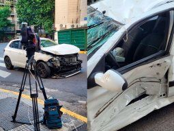 choque en recoleta: cruzo en rojo, impacto contra otro auto y quedo volcado