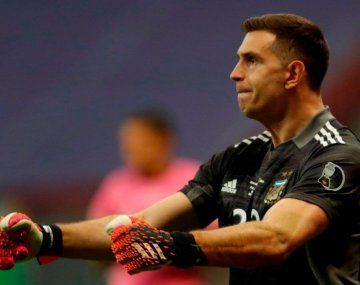 Dibu Martínez desobedece a la Premier League: viajará a Argentina