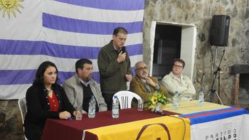 La iniciativa de Cabildo Abierto por los deudores se fortalece con la adhesión de una diputada del Partido Nacional. La iniciativa de Cabildo Abierto por los deudores se fortalece con la adhesión de una diputada del Partido Nacional.