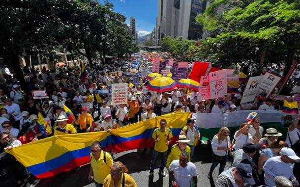 Colombia: masivas manifestaciones contra las reformas impulsadas por Gustavo Petro