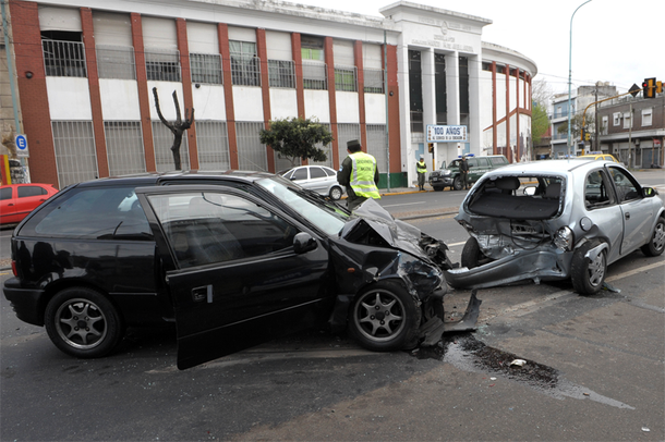 Tomó líquido para frenos y provocó un choque múltiple
