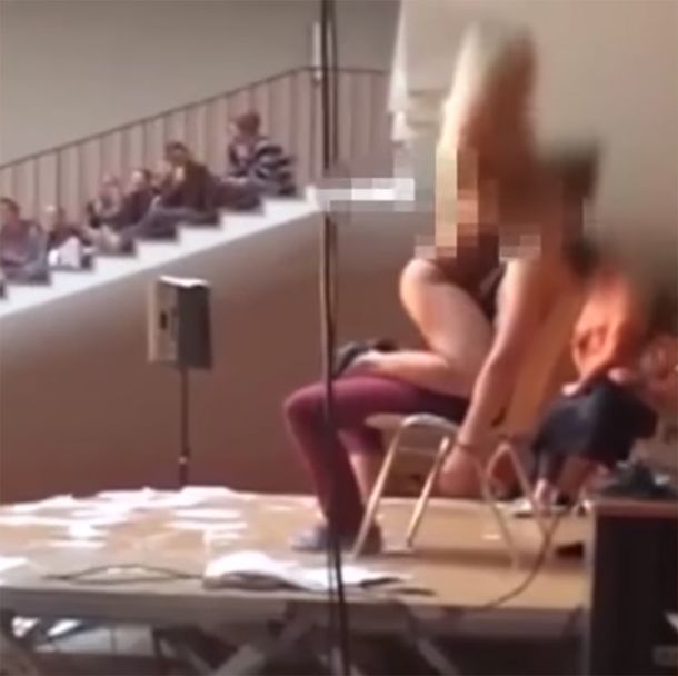 Iba a dar una charla sobre igualdad en un colegio y terminó haciendo un striptease