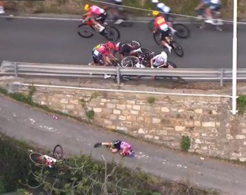 El grave accidente que sufrió una ciclista italiana en la carrera Milán-San Remo