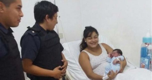 Policías parteros ayudaron a dar a luz a una mujer en su casa