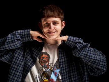 Dillom lanzó su nuevo disco Por cesárea: los memes en torno a la crudeza del rapero