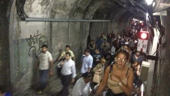 pasajeros del subte d debieron caminar por las vias y tuneles pasajeros del subte d debieron caminar por las vias y tuneles
