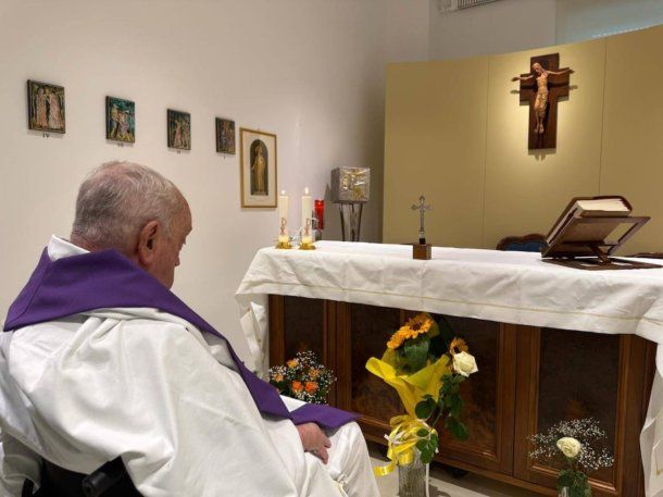 El papa Francisco en su capilla privada del hospital Gemelli de Roma el 16 de marzo de 2025 