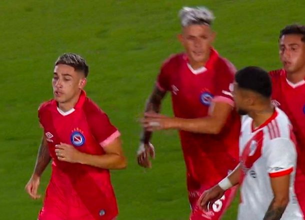 El golazo de Santiago Montiel contra River y la polémica por su festejo