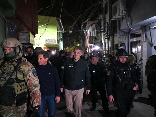 Autoridades y fuerzas de seguridad realizan un megaoperativo nocturno en las villas de la Ciudad de Buenos Aires para reforzar la seguridad y combatir el delito. Autoridades y fuerzas de seguridad realizan un megaoperativo nocturno en las villas de la Ciudad de Buenos Aires para reforzar la seguridad y combatir el delito.