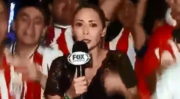 Terrible momento en vivo: manosearon a una periodista mientras hacía un móvil
