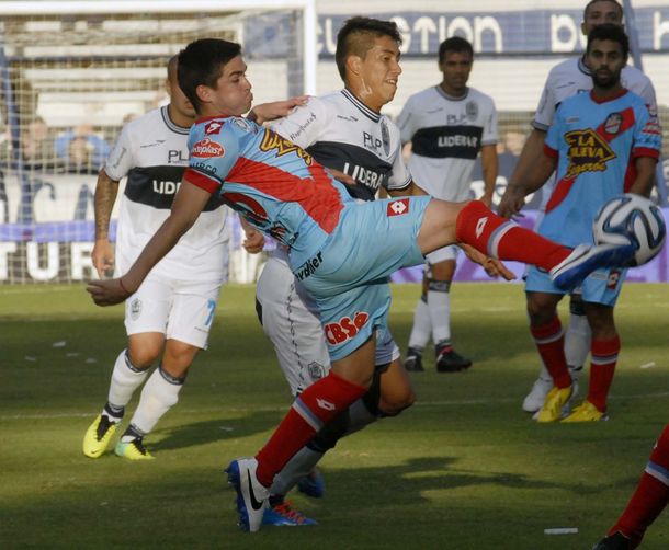 Gimnasia se aprovechó del golpeado Arsenal y le ganó en un duelo entretenido