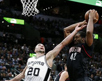 Emanuel Ginóbili pelea con el brasileño Nenê&nbsp;