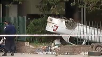 volcaron dentro de una casa cuando escapaban de la policia