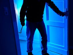 Entró robar y lo descubrieron porque se distrajo masturbándose