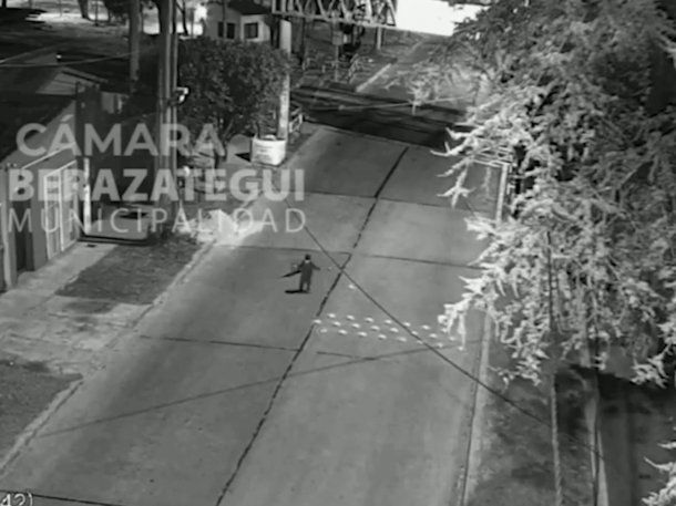 Olvidó cerrar la puerta, su hijo de 2 años se escapó y lo encontraron jugando en las vías del tren