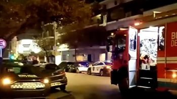 El fuego comenzó durante la madrugada en un departamento ubicado en el segundo piso de un edificio de diez plantas.