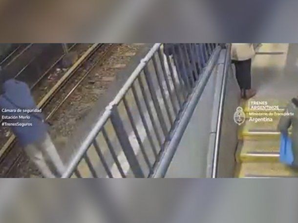 VIDEO: Un hombre cayó accidentalmente a las vías del tren Sarmiento