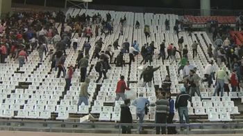 hinchas de belgrano rompieron reglas y protagonizaron incidentes
