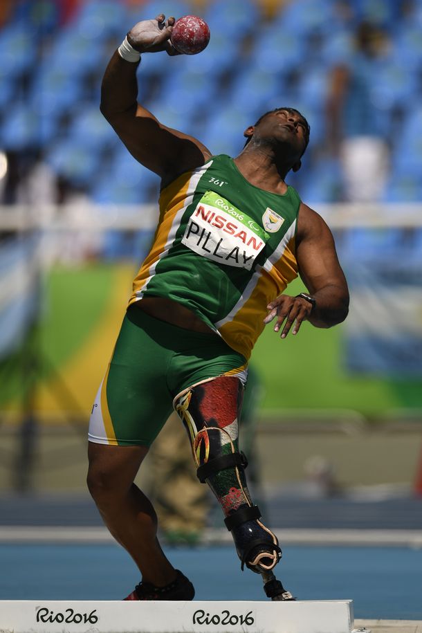 El atleta paralímpico al que no dejan viajar en avión por su prótesis en la pierna