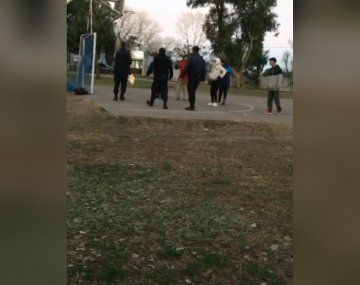 Denuncian que policías dispararon cerca de una embarazada mientras jugaban a la pelota en una plaza