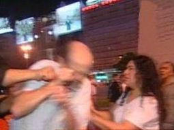 Delia golpe al manifestante