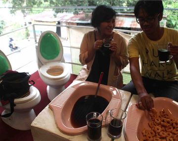 Un restaurante indonesio sirve la comida en... ¡letrinas!