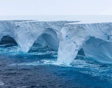 Antártida: se desprendió el iceberg más grande del mundo y navega sin rumbo por el océano