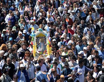 Miles de fieles participan de la tradicional peregrinación a pie a Luján