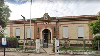 La escuela E.N.E.T. N°1 en Bragado, donde la preceptora habría estafado a las 37 familias. La escuela E.N.E.T. N°1 en Bragado, donde la preceptora habría estafado a las 37 familias.