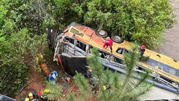 tragedia en misiones: un micro cayo a un arroyo y dejo al menos 8 muertos y 29 heridos tragedia en misiones: un micro cayo a un arroyo y dejo al menos 8 muertos y 29 heridos