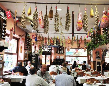 Bodegón en Buenos Aires: comidas abundantes, ambiente futbolero y precios accesibles