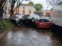 desastre en san martin: asi quedaron autos que estaban estacionados en medio del temporal desastre en san martin: asi quedaron autos que estaban estacionados en medio del temporal