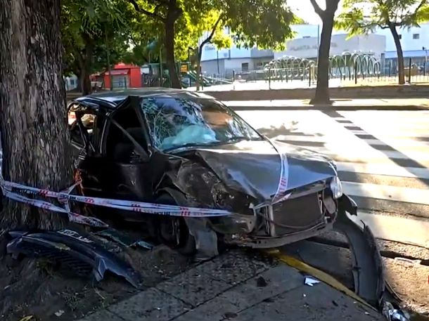 Un joven de 20 años le robó el auto a su tía y terminó incrustado contra un árbol en Pompeya