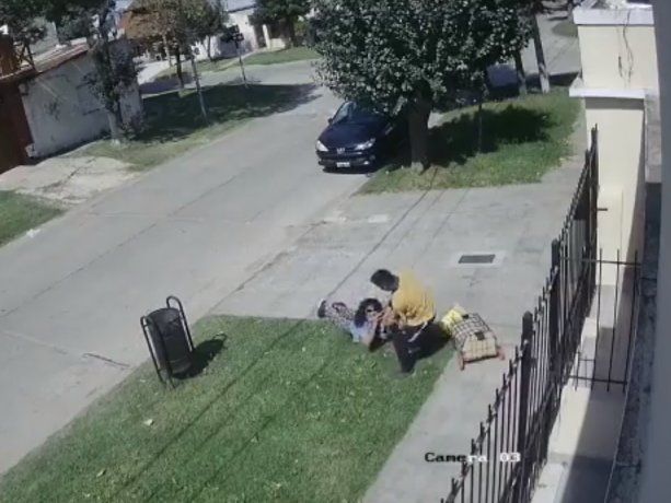Salvaje ataque motochorro para robarle la cartera a una mujer