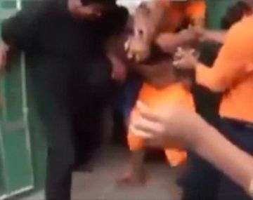 Una multitud ahorcó a un abusador en una plaza de Bolivia.
