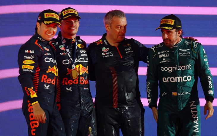 Max Verstappen ganó en Bahréin y Fernando Alonso volvió a subirse al podio tras más de un año