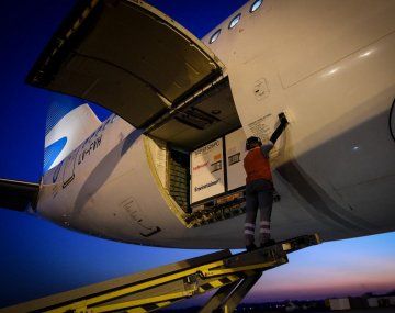 Llegó otro vuelo de Aerolíneas con 768 mil dosis de Sinopharm