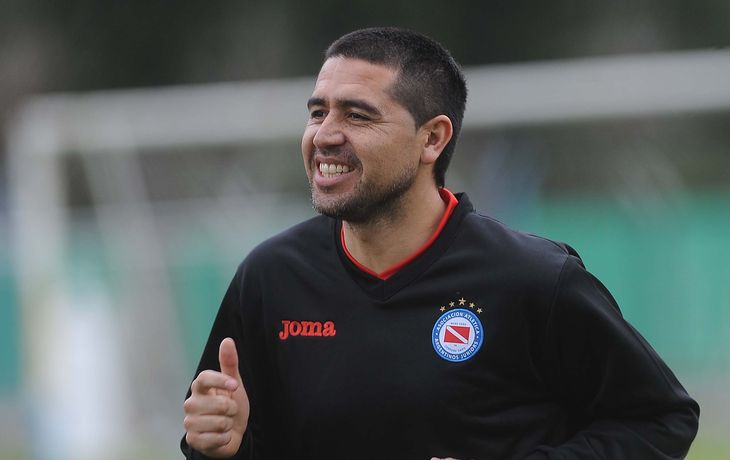 Romance confirmado: ¿a qué voluptuosa vedette tirotea Riquelme por WhatsApp?