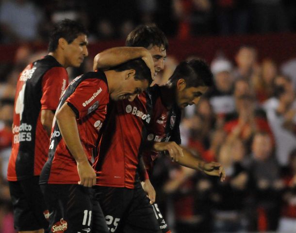 Newells goleó a Nacional de Montevideo en Rosario