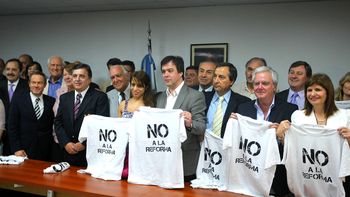 diputados opositores firmaron un acuerdo contra la re-reeleccion diputados opositores firmaron un acuerdo contra la re-reeleccion