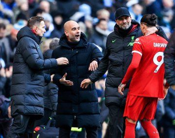 El tenso momento entre Pep Guardiola y Darwin Núñez al final de Manchester City vs Liverpool