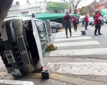 Impresionante choque y vuelco en Boedo: cuatro heridos