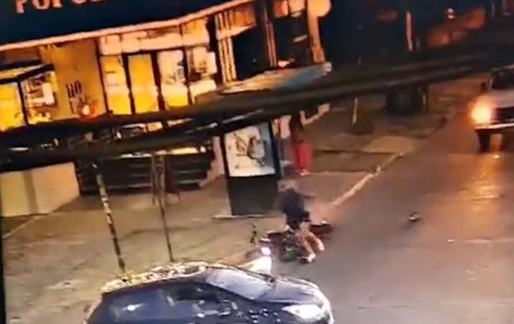 Video: le quisieron robar la moto, le dispararon y chocó contra un auto